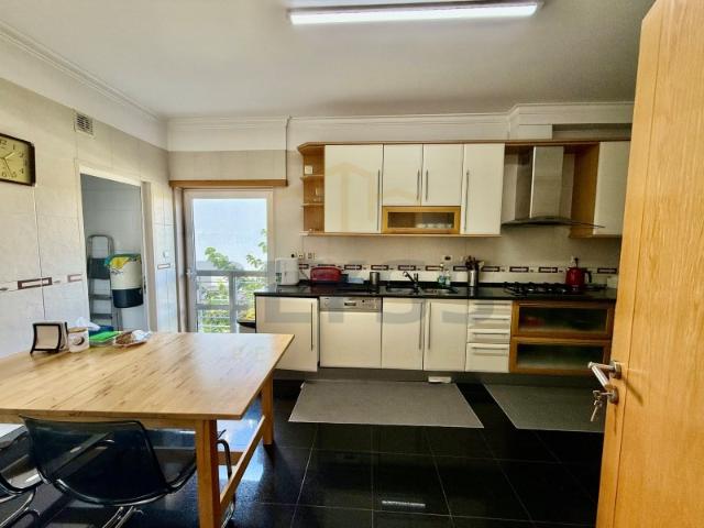 Apartamento T3 com Áreas Generosas, Dois Parqueamentos, junto Loja Cidadão Laranjeiras, Lisboa