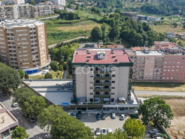 Apartamento T3 com áreas generosas, vistas deslumbrantes e localização