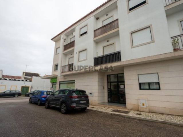 Apartamento T3 com áreas generosas