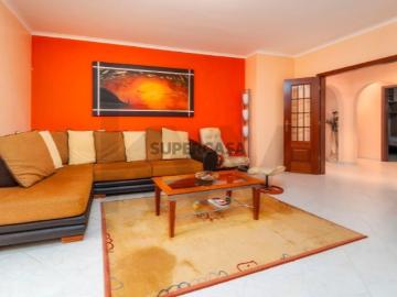 Apartamento T3, com áreas muito generosas com logradouro, localizado em Olhão