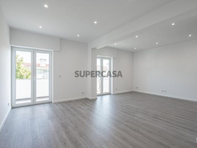 APARTAMENTO T4 COM ARRECADAÇÃO AO PÉ DA PRAIA EM SÃO JOÃO DO ESTORIL