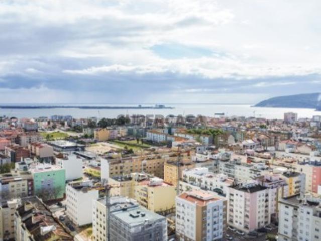 Apartamento T3 com Arrecadação e Parqueamento Espaço, Conforto e Distinção no Lote 96 | Bairro Afonso Costa, Setúbal