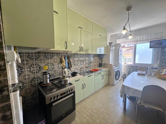 Apartamento T3 com arrecadação e sótão na Rua Bernardino Machado