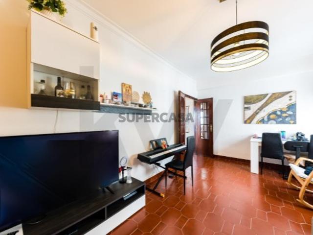 Apartamento T3 com arrecadação junto à estação das Mercês Sintra