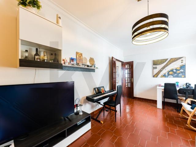 Apartamento T3 com arrecadação junto à estação das Mercês Sintra
