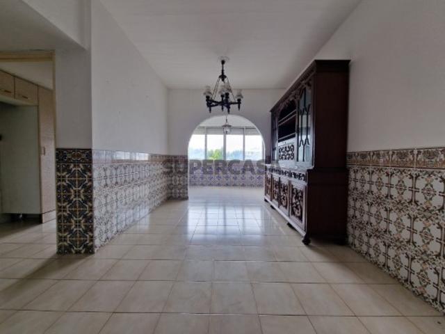 APARTAMENTO T3 COM ARRECADAÇÃO NOS OLIVAIS