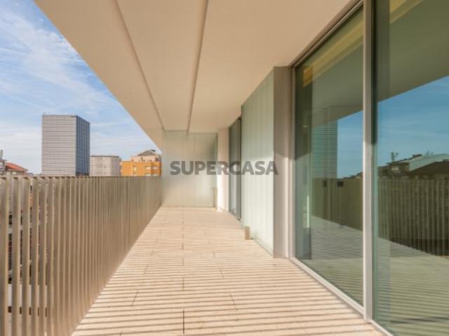 Apartamento T3 pronto a habitar com garagem, na Avenida da Boavista, Porto