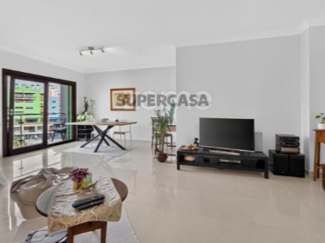 Apartamento T3 com box na Urbanização do Jardim da Amoreira Ramada