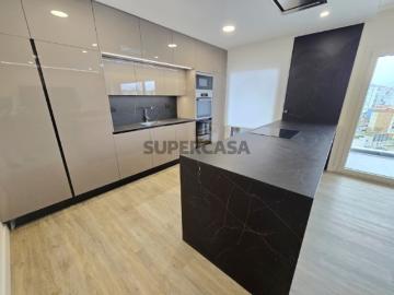 Apartamento T3 com BOX em Condomínio Privado com Piscina | Odivelas