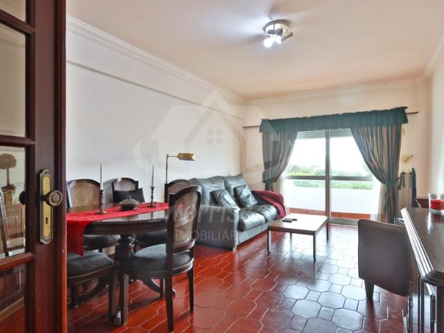 Apartamento T3 com vista mar em Cascais, com box