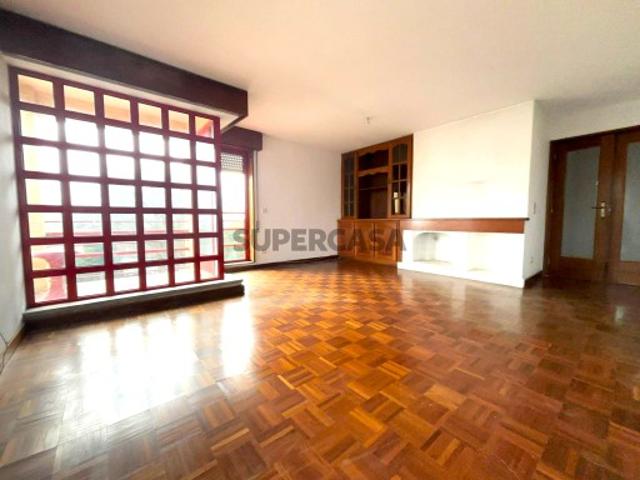 Apartamento T3 com Box Fechada e Varanda junto ao metro Senhora da Hora