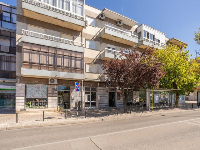 Apartamento T3 com Boas Áreas, Varandas e Localização Central na Cruz de Pau