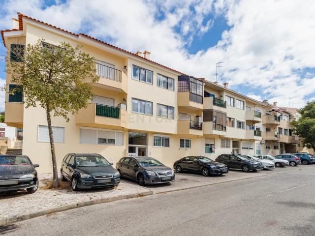 Apartamento T3 com boas áreas e duas casas de banho | Vale Flores, Feijó