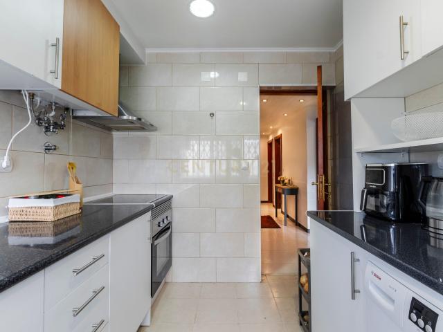 Apartamento T3 com boas áreas e duas casas de banho | Vale Flores, Feijó