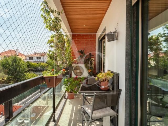 Apartamento T3 com garagem box e arrecadação em Queijas
