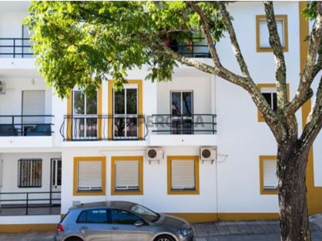 Apartamento T3 com garagem e armazém