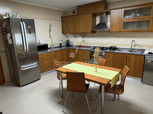 Apartamento T3 com garagem e arrecadação em Montalvo — excelente estado
