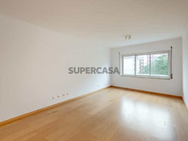 Apartamento T3, com garagem e arrecadação, no Alto do Lumiar