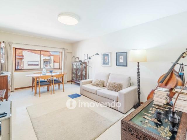 Apartamento T3, com garagem e arrecadação, na Ramada