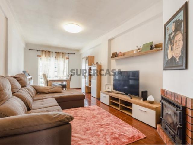 Apartamento T3 com garagem e arrumo!