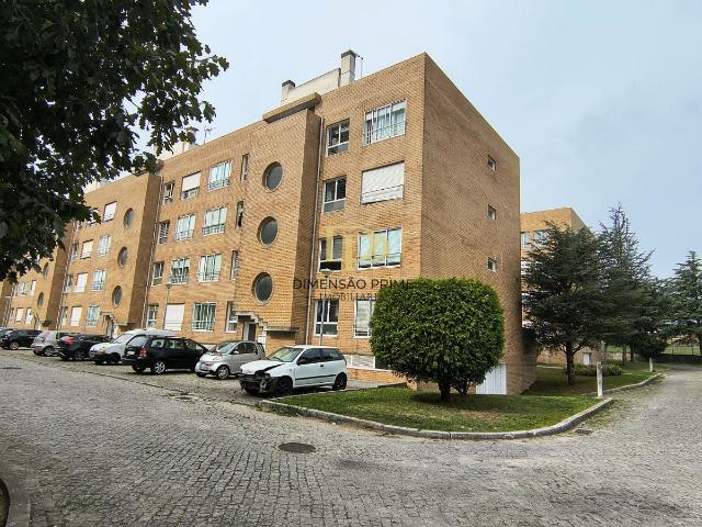 Apartamento T3 com Garagem e Arrumos em Santa Cruz do Bispo Matosinhos