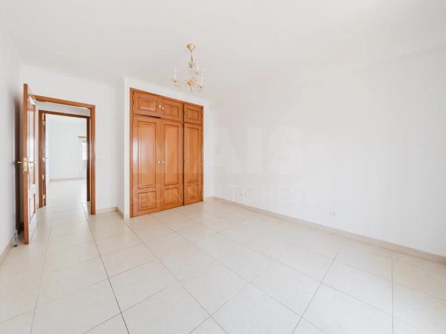 Apartamento T3 com garagem e varanda