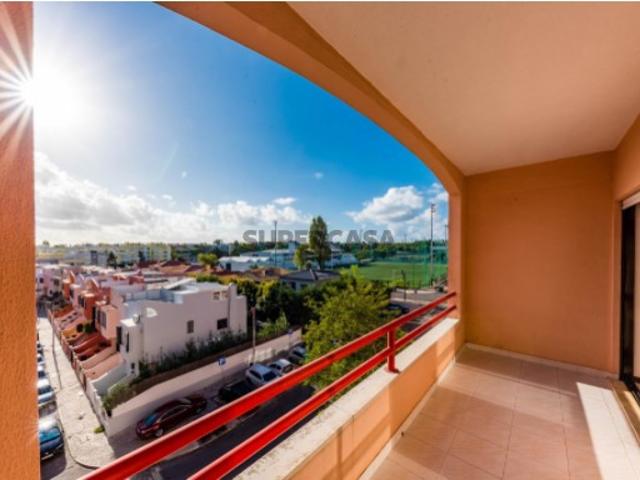 Apartamento T3 com Garagem e Varandas Cascais
