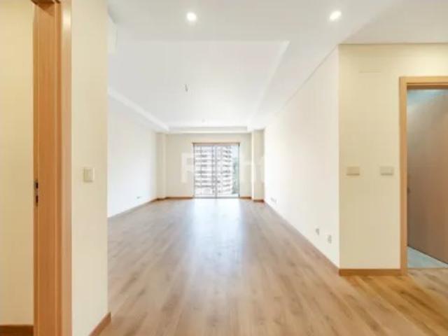 Apartamento T3 com garagem em empreendimento novo nas Laranjeiras