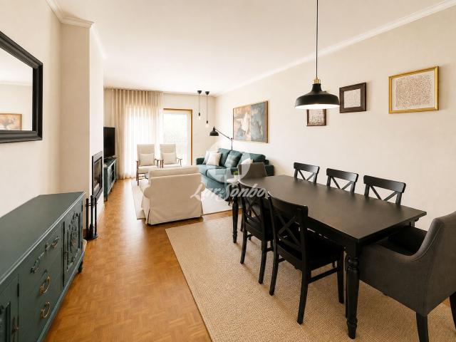 Apartamento T3 com garagem fechada, a 50m da praia, em Mindelo