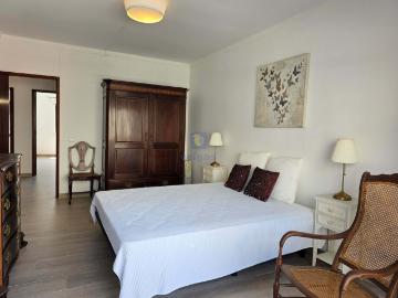 Apartamento T3 com garagem fechada, 1º andar sem elevador, entre a rotunda da Rainha e o Bairro Azul