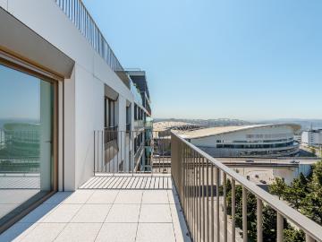 Apartamento T3 com garagem, nas Antas, Porto