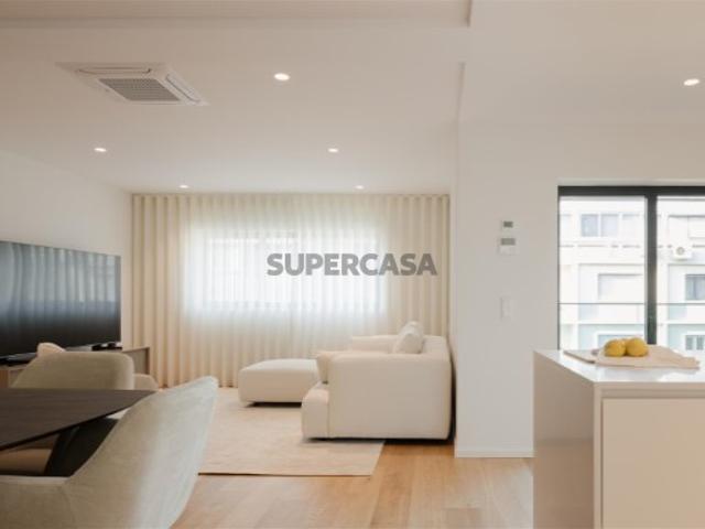 Apartamento T3 com garagem, nas Avenidas Novas, Lisboa