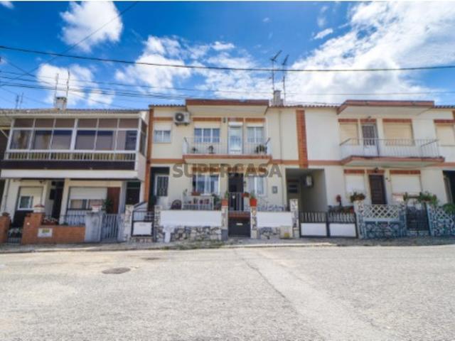Apartamento T3 com garagem no Alto do Moinho, em Corroios