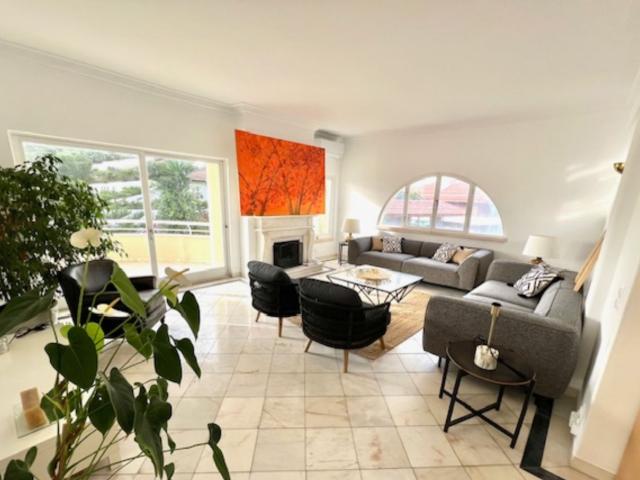 Apartamento T3 com garagem para arrendamento no Monte Estoril
