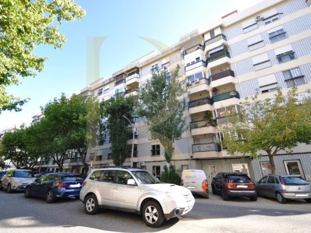Apartamento T3 com elevador e varandas em Setúbal
