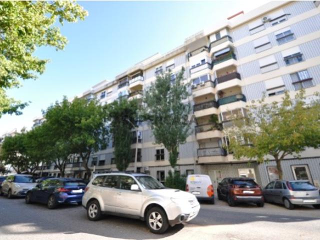 Apartamento T3 com elevador e varandas em Setúbal