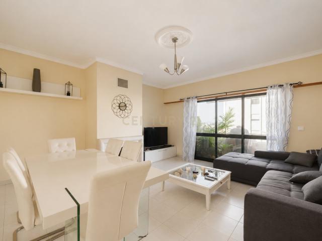 Apartamento T3 com elevador e arrecadação em Mem Martins
