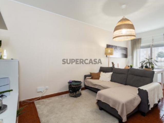 Apartamento T3 com Elevador, Roupeiros Integrados e 91,40 m² em Bom Estado Ideal para Famílias