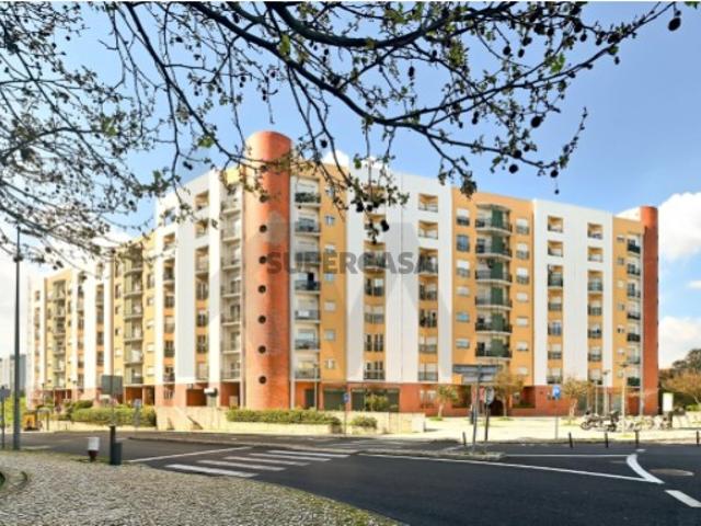 Apartamento T3, com estacionamento e arrecadação, em São Domingos de Benfica