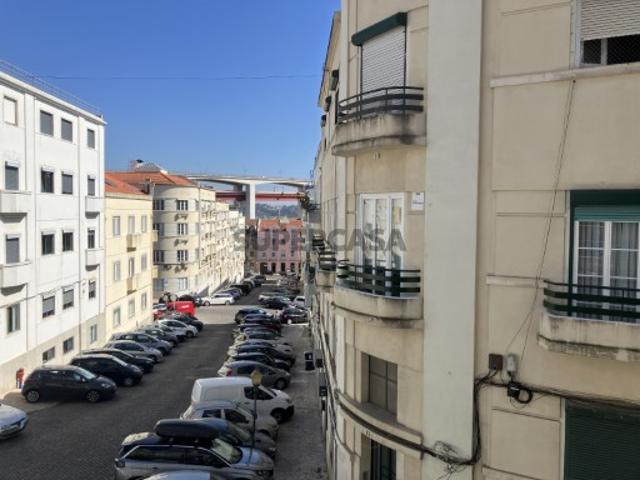 Apartamento T3, com estacionamento, em Alcântara, Lisboa