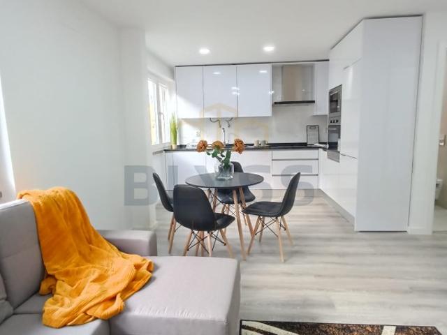 Apartamento T3, com Estacionamento em Remodelação Total situado em Benfica, *Oferta da Escritura