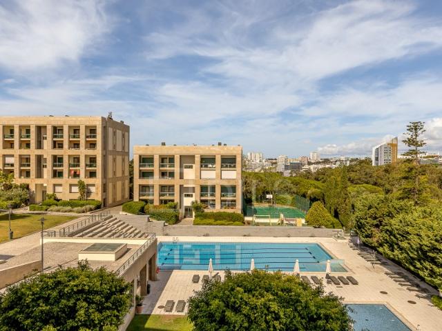 Apartamento T3 com estacionamento em Villa Restelo, em Belém