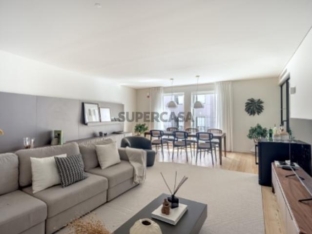Apartamento T3 com estacionamento no Conde Lima, Lisboa
