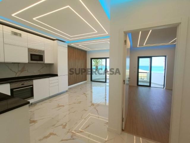 Apartamento T3, com estacionamento, na primeira linha de Quarteira