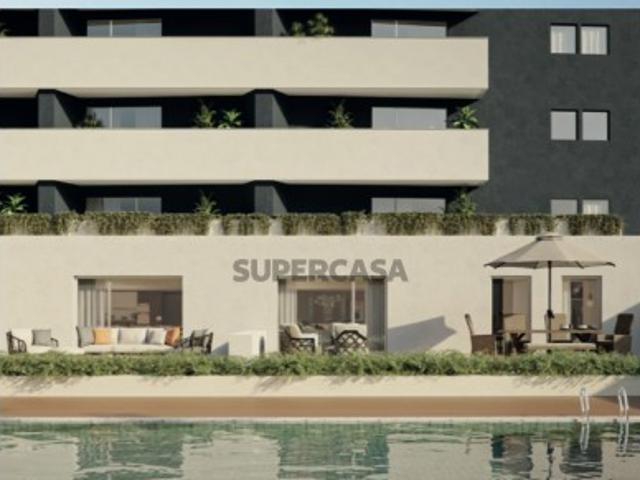 Apartamento T3 com espaço exterior e garagem na AVª Fernão Magalhães
