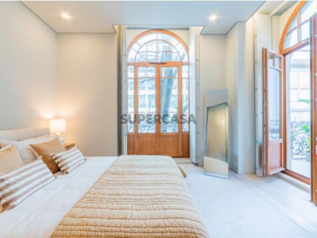 Apartamento T3 com espaçosa varanda estilo Pombalino Av. da Liberdade, Lisboa