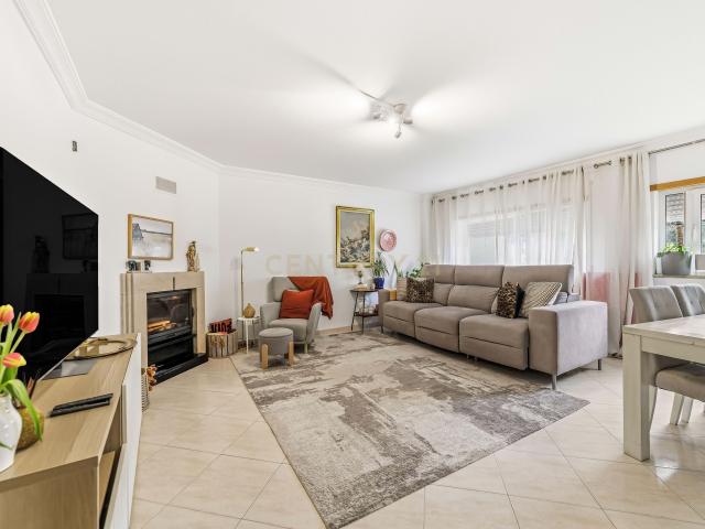 Apartamento T3 com excelente área em Santo António da Charneca – Barreiro