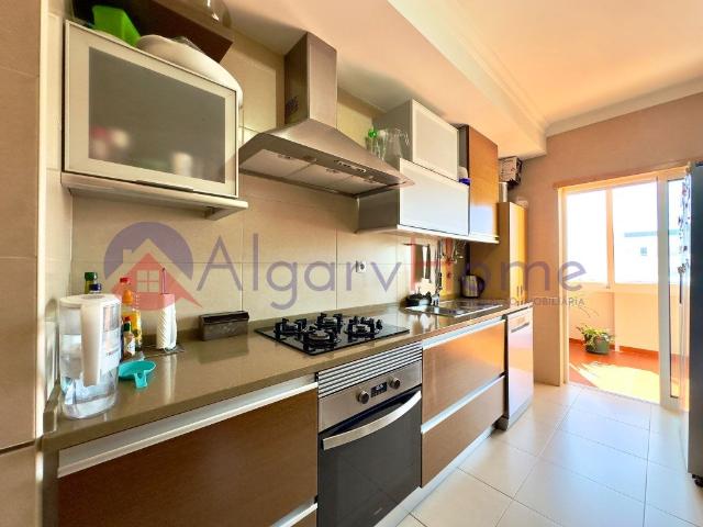 Apartamento T3 com Excelente Exposição Solar, Garagem e Arru. 113m² Portimão