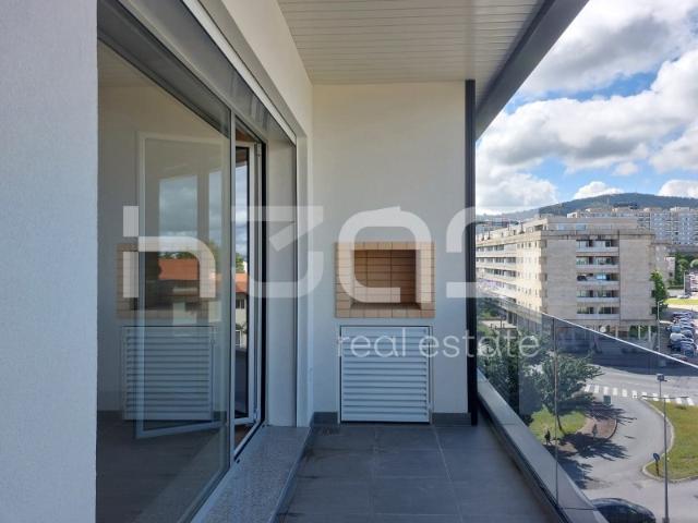 APARTAMENTO T3 COM EXCELENTES VARANDAS E GARAGEM FECHADA PARA 2 VIATURAS
