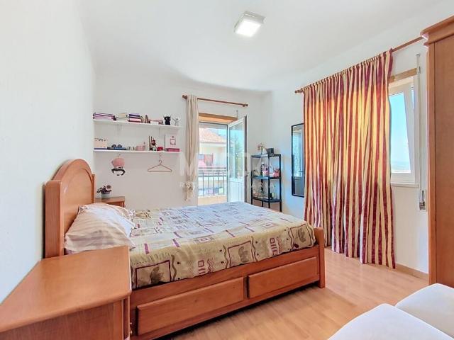 Apartamento T3 com Excelentes Áreas, Garagem Fechada e Sótão com Terraço